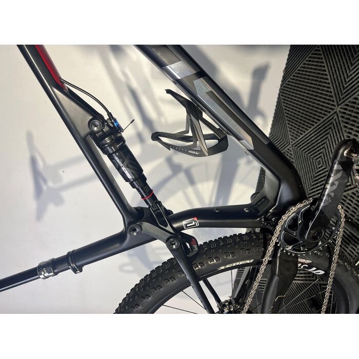 Casque One MTB Race Noir Gris - Absolubike, vélos et accessoires